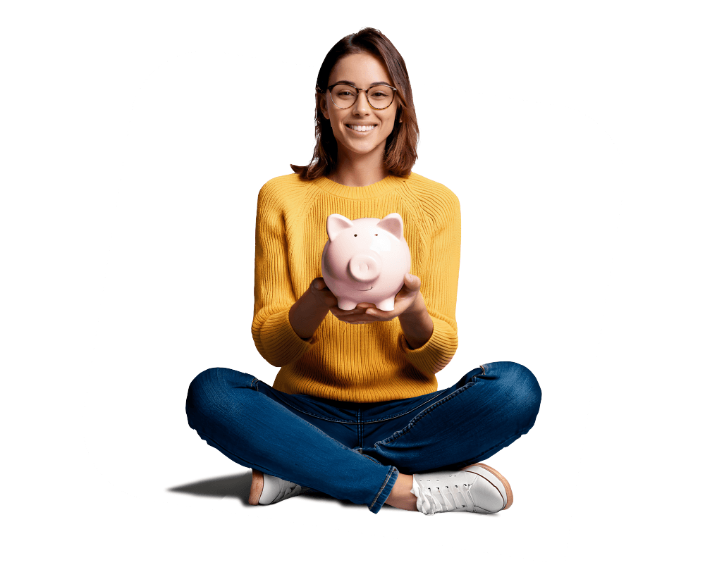 Una ragazza sorridente con gli occhiali e un maglione giallo, seduta a gambe incrociate, mentre tiene in mano un salvadanaio rosa.