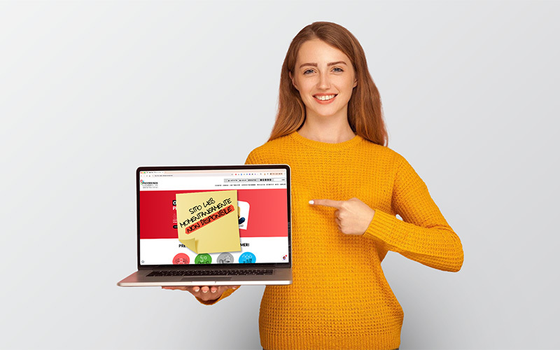 Una donna sorridente con un maglione giallo tiene in mano un laptop aperto e indica lo schermo, sul quale è applicato un post-it virtuale con la scritta "Sito web momentaneamente non disponibile".