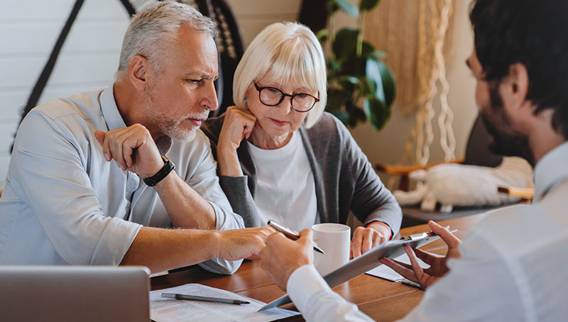 Consulente finanziario spiega le opzioni per il ritiro del capitale al 100% del fondo pensione a una coppia di pensionati