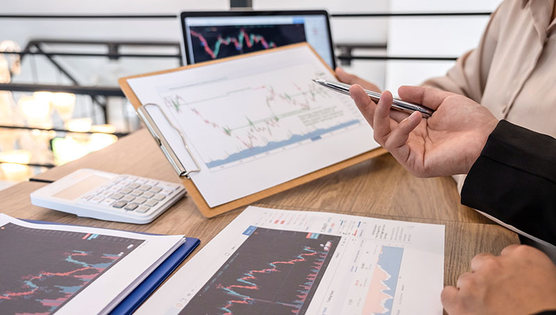 previdenza-cooperativa-immagine-news Analisi di grafici finanziari e proiezioni demografiche sul mercato del lavoro in Italia entro il 2050 per valutarne l'impatto sulle pensioni.