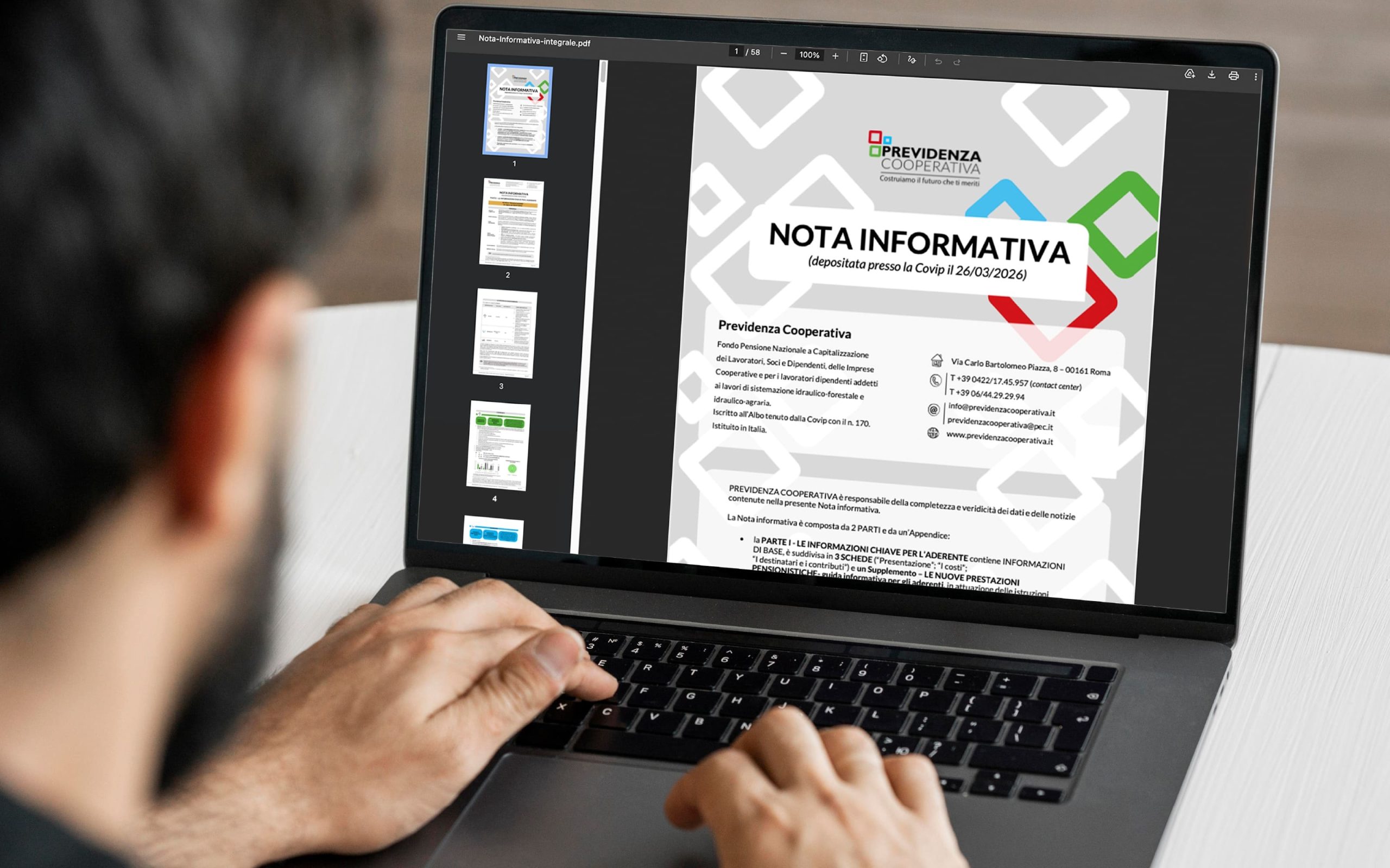 Glossario della previdenza Una donna anziana felice usa un tablet per consultare un glossario della previdenza in un ambiente domestico accogliente.