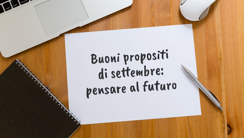 Scrivania con foglio “Buoni propositi di settembre: pensare al futuro”, immagine sul tema della previdenza complementare