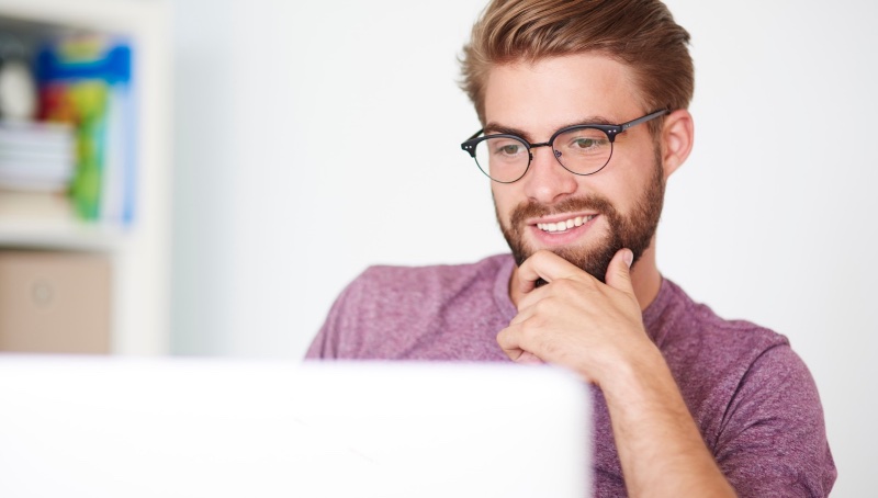 Uomo consulta il computer, immagine sul manuale dell’aderente a Previdenza Cooperativa